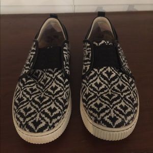Born Sneakers- Like New Black & Tan Pattern Size 9